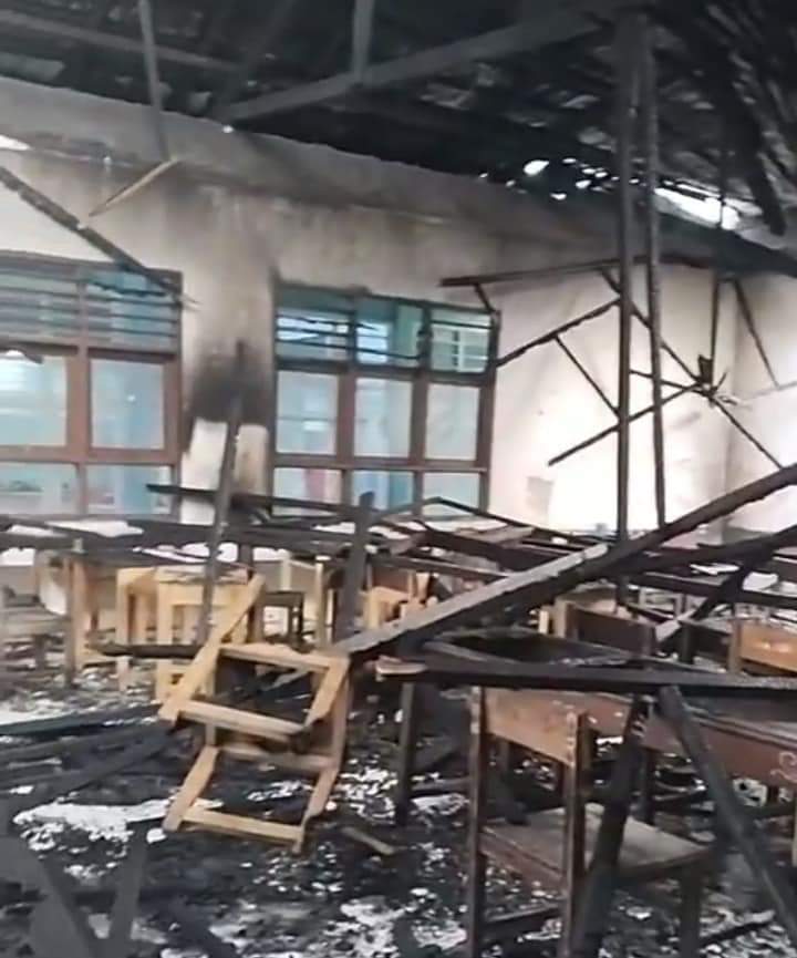 Bangunan Laboratorium SMA Negeri 1 Malunda terbakar, Minggu (15/1/2023). (Foto: Rizal, sulbarpos.com)