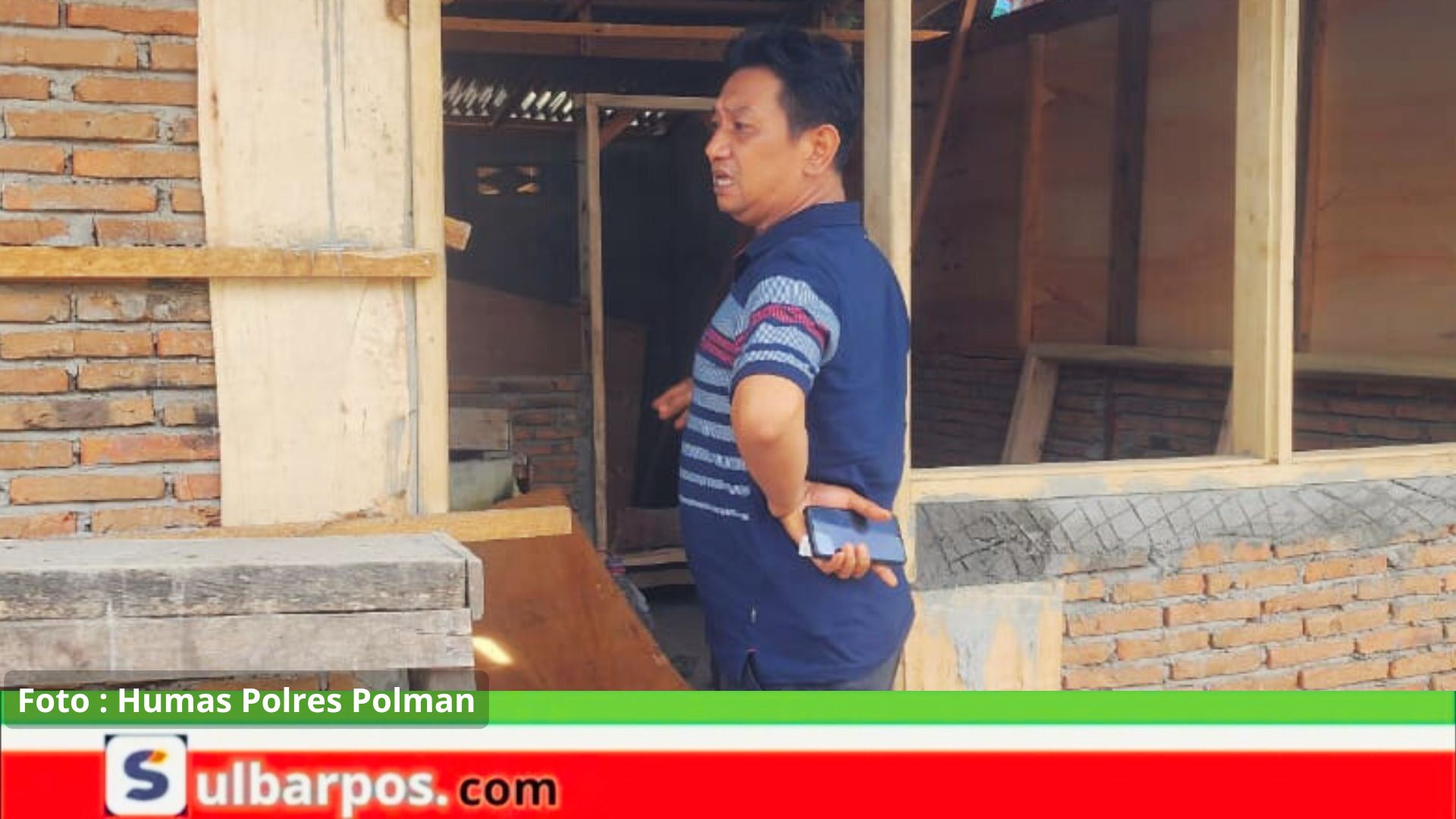 Setibanya di lokasi, polisi mendapati bangunan kios dalam kondisi rusak akibat ulah pelaku