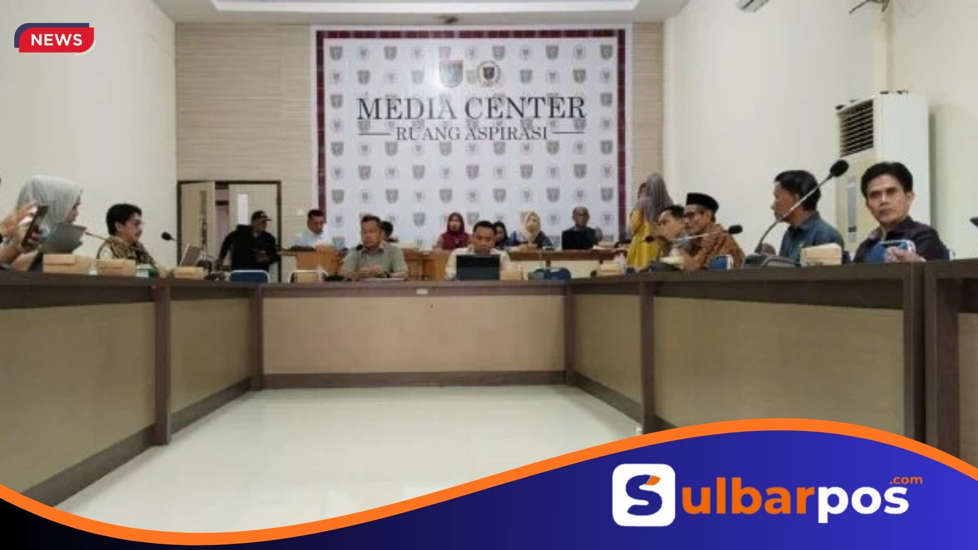 Rapat dipimpin langsung Ketua DPRD Kabupaten Polewali Mandar, Fahri Fadly dan didampingi Ketua Pansus LKPJ, Ilham (Poto: Basribas).
